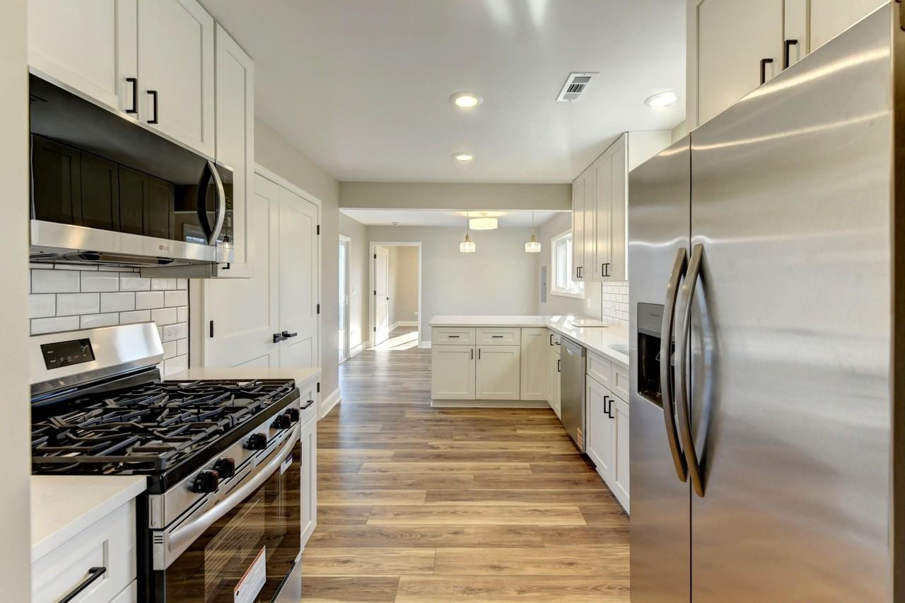 737 Center St - Photo 6 of 19