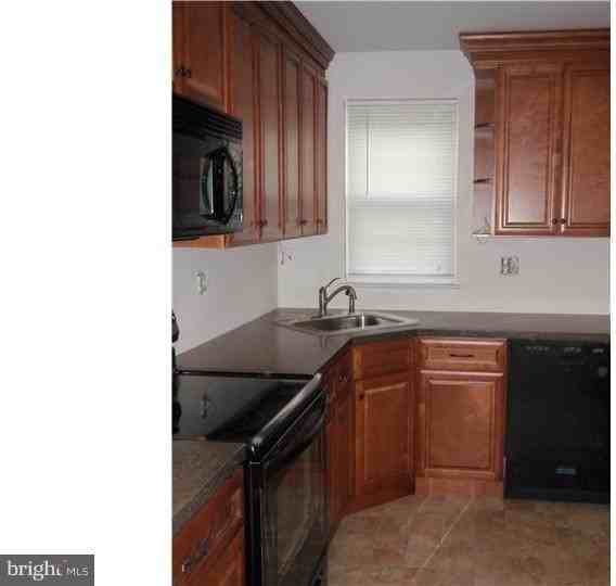 404 Hopkins Ct - Photo 4 of 26