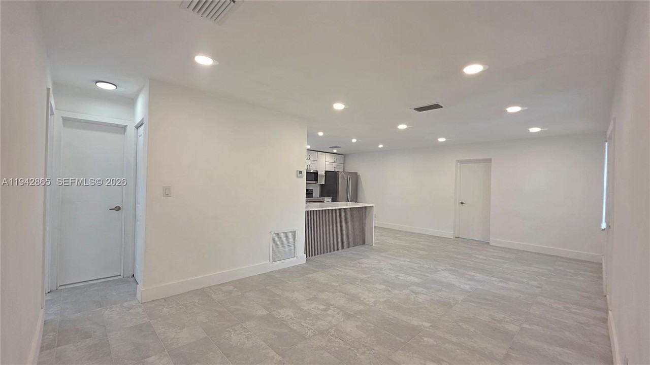 1700 N Cypress Rd - Photo 6 of 14