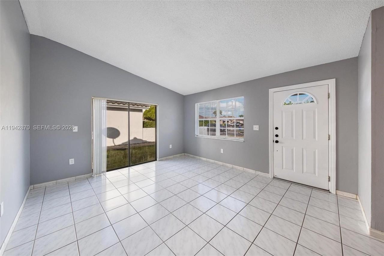 2348 Sw 138th Pl #0 - Photo 5 of 35