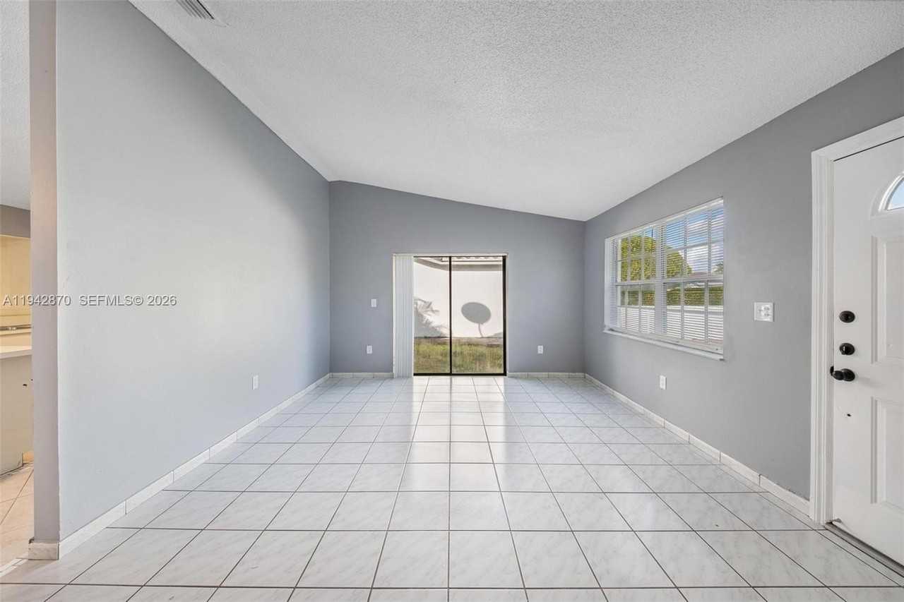 2348 Sw 138th Pl #0 - Photo 6 of 35