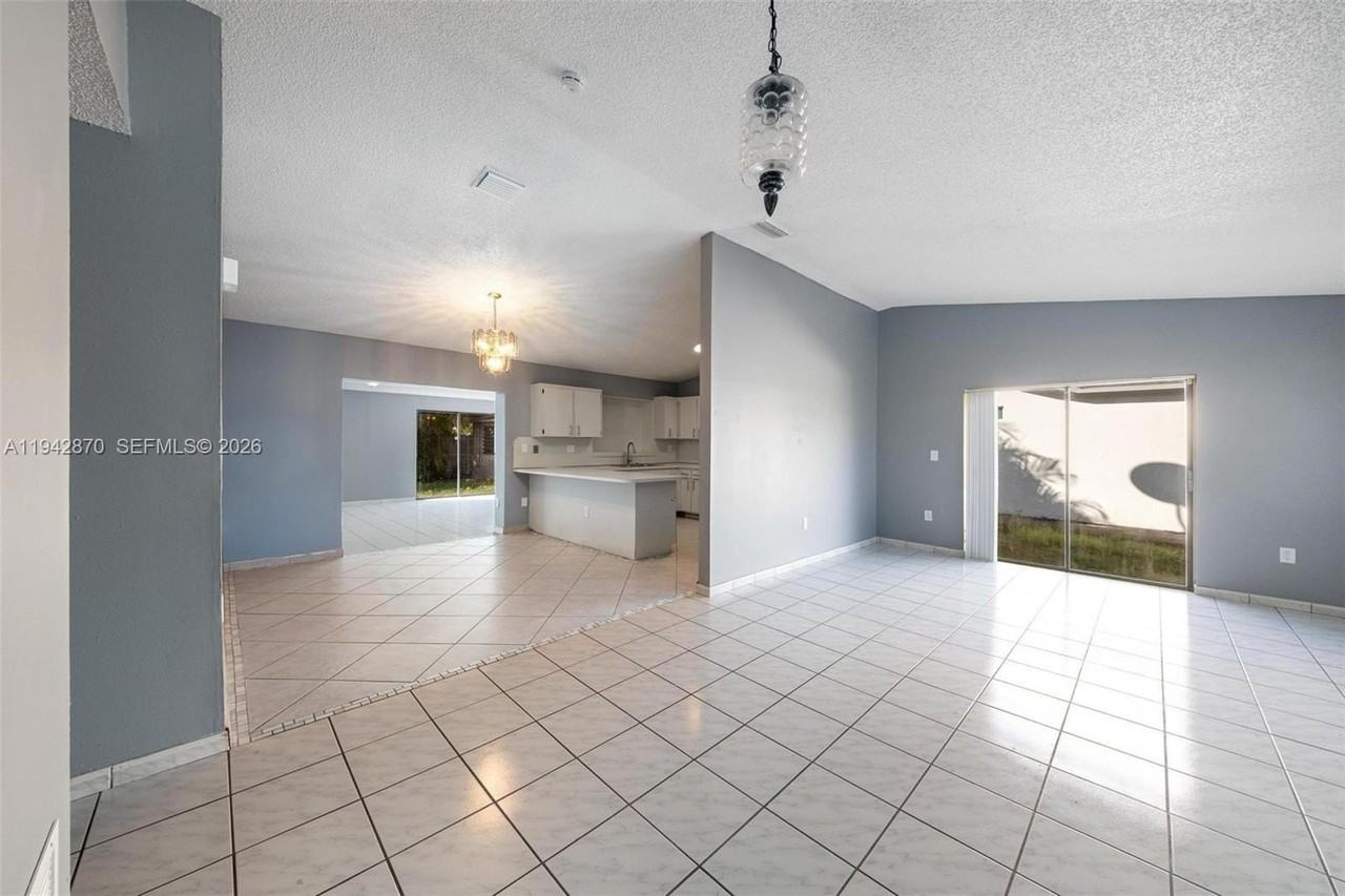 2348 Sw 138th Pl #0 - Photo 7 of 35