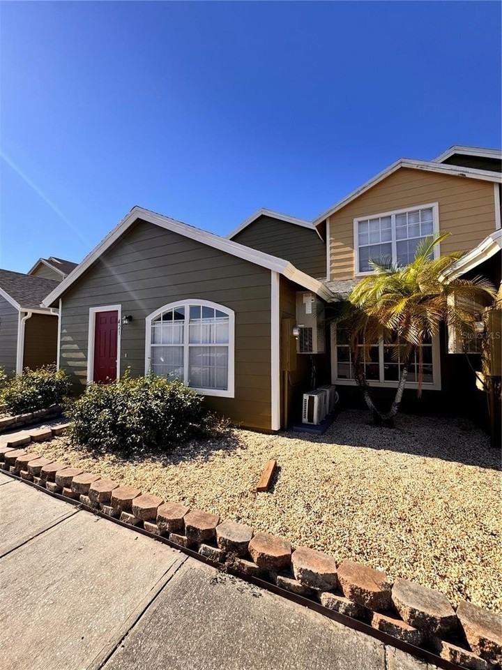 421 Australian Way - Photo 3 of 14