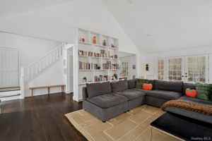 featured image of 1008 Middle Line Hwy