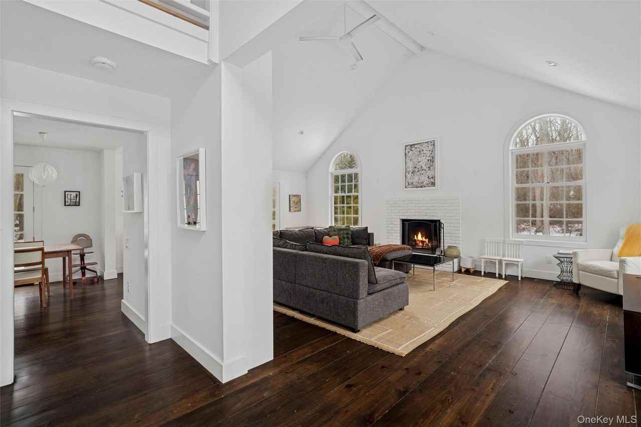 1008 Middle Line Hwy - Photo 2 of 26