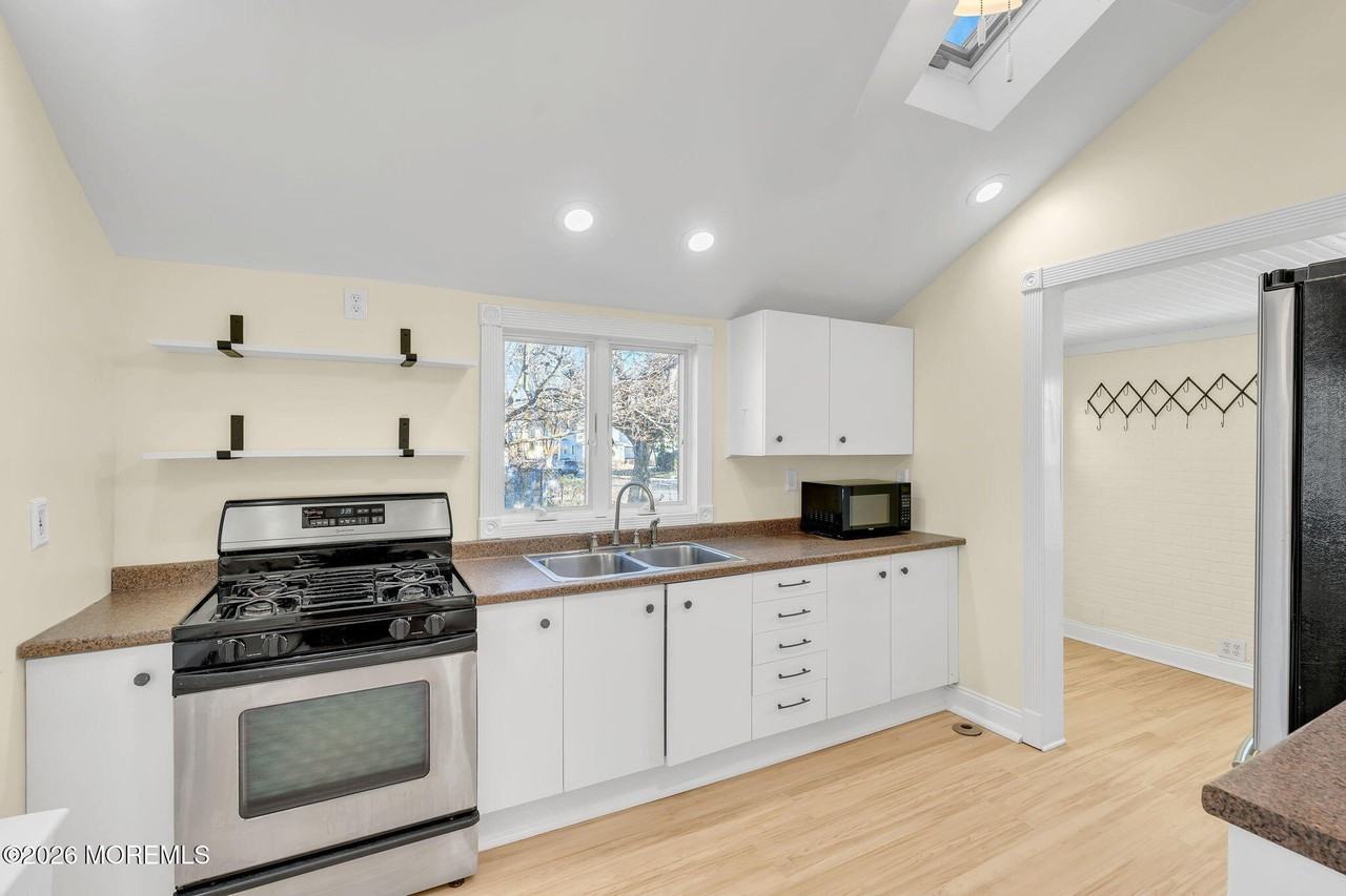 104 Bank St - Photo 7 of 16