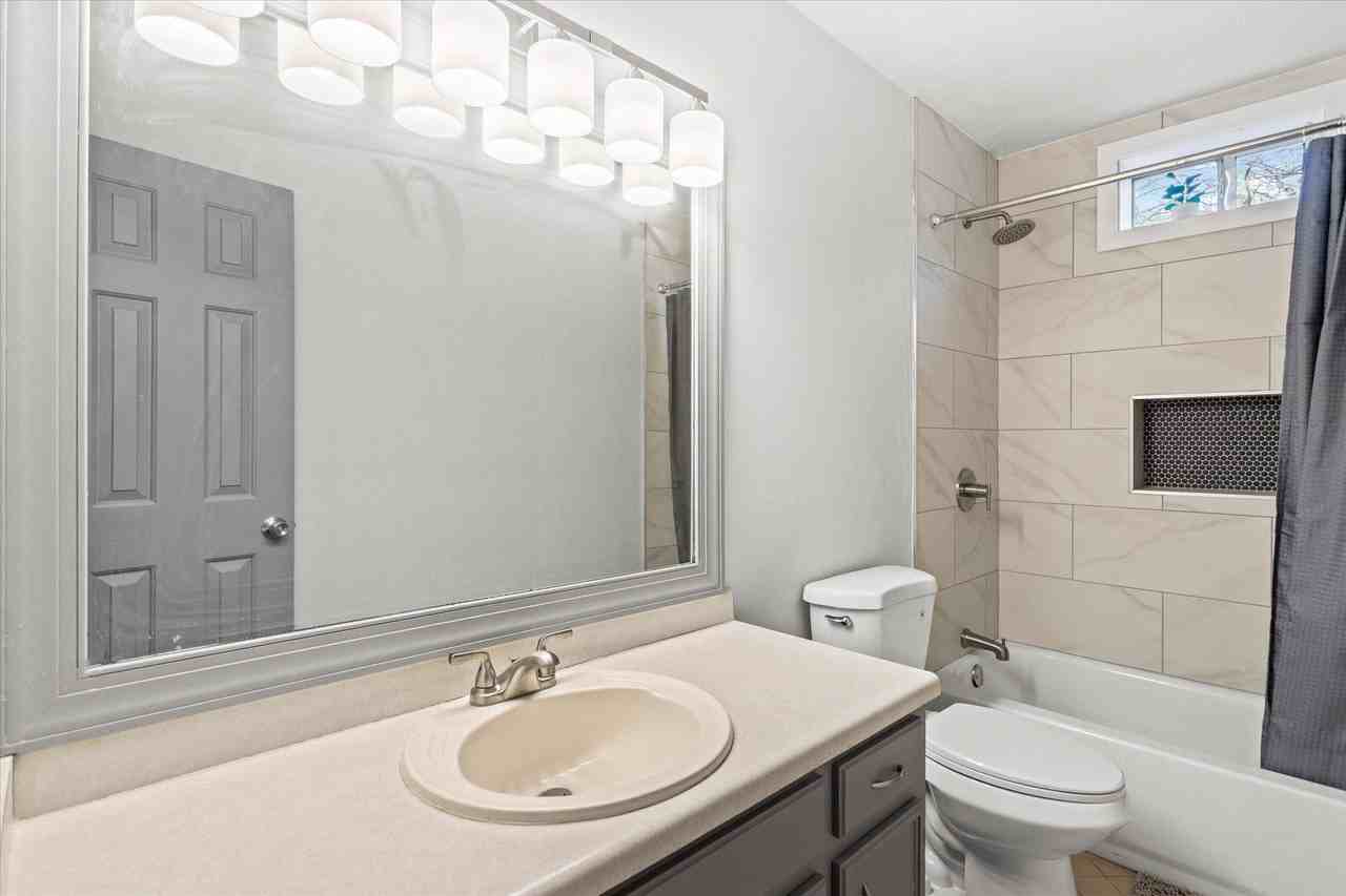 Hillside Pl Se - Photo 7 of 28