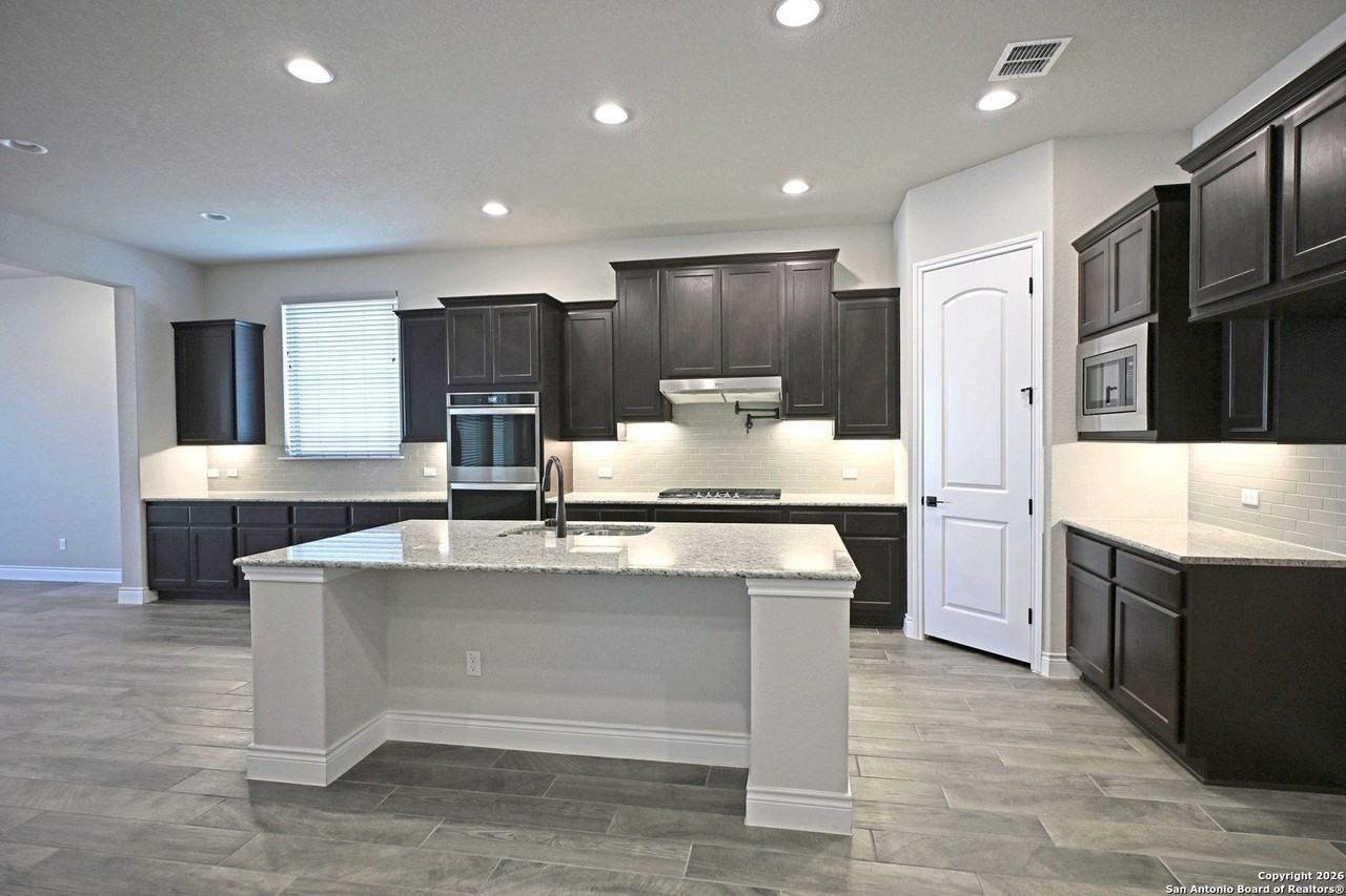 588 Vale Ct - Photo 3 of 34