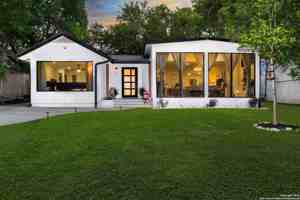 featured image of 423 College Blvd