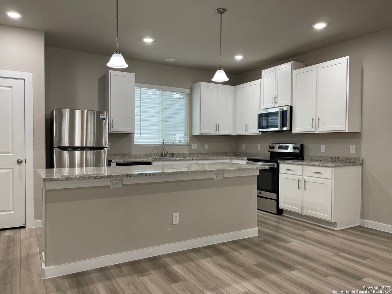 21506 James Charles - Photo 2 of 20