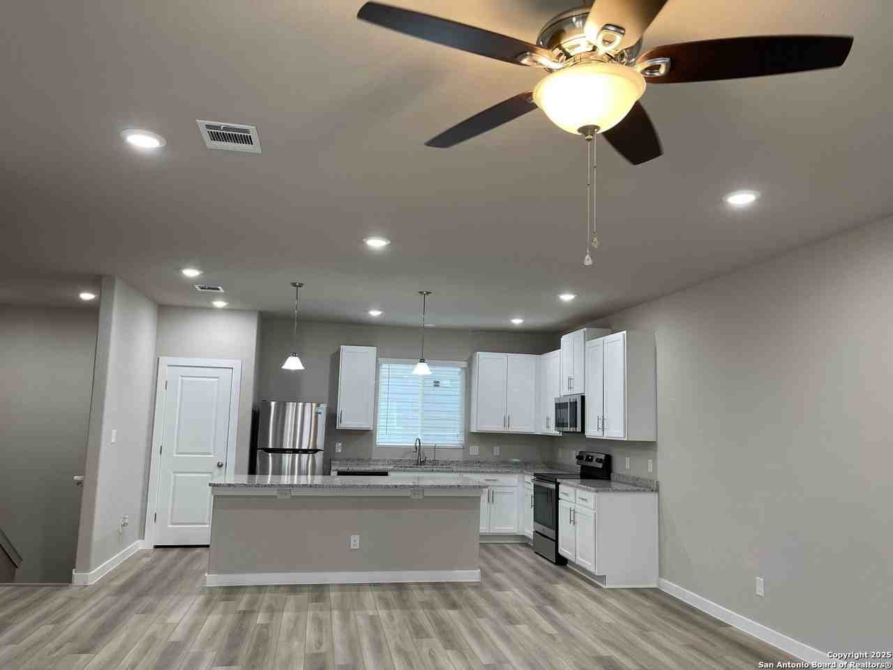 21506 James Charles - Photo 6 of 20