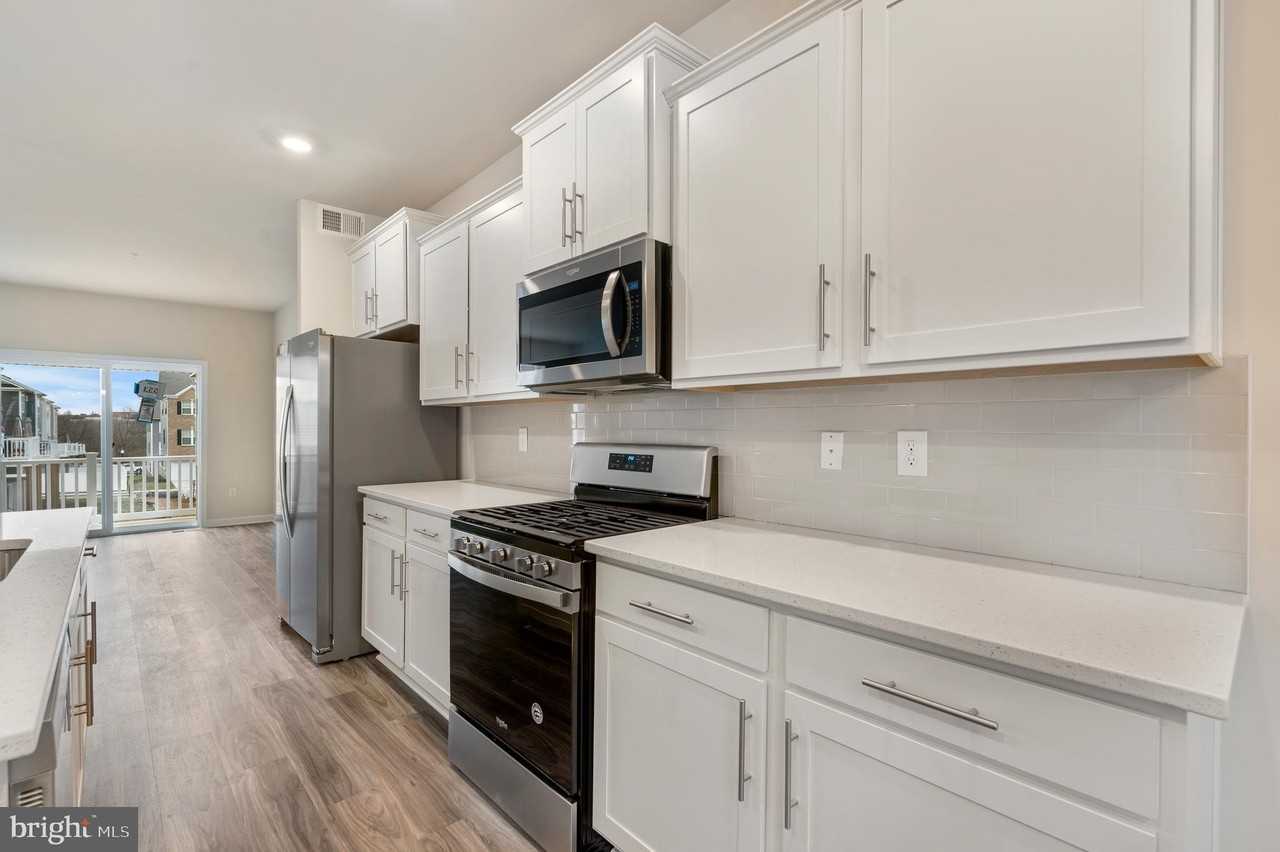 7106 Delegate Pl - Photo 6 of 33