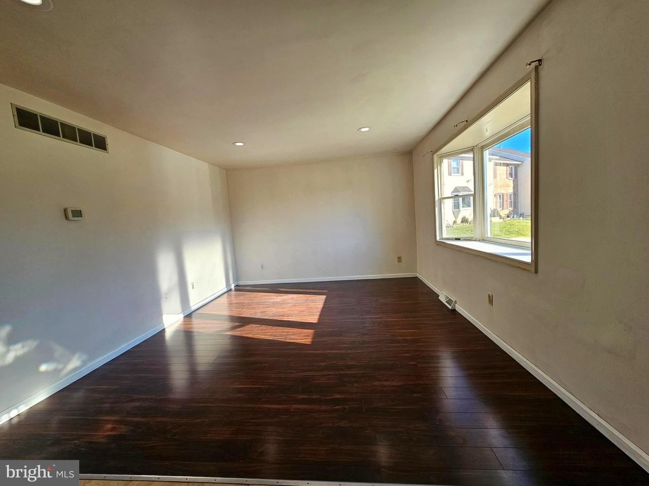 1103 Stoneham Cir - Photo 4 of 20