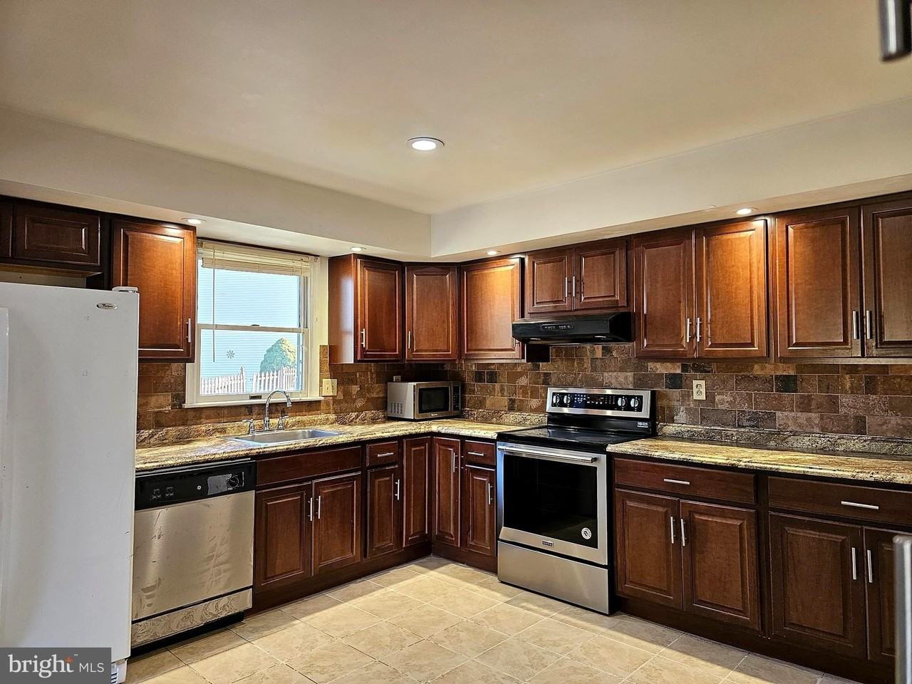 1103 Stoneham Cir - Photo 5 of 20