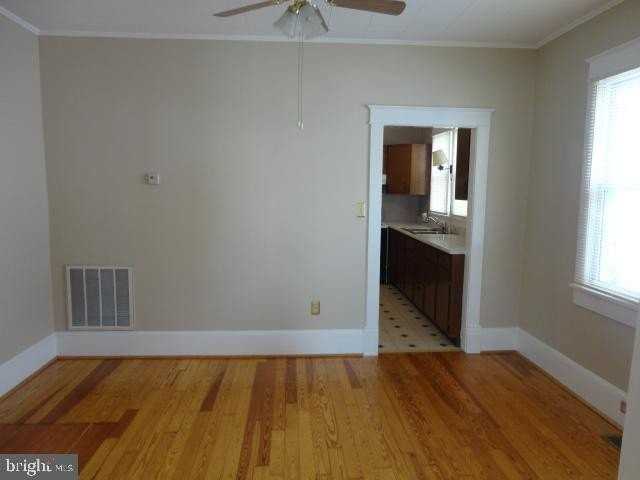 411 Pelham St - Photo 5 of 33