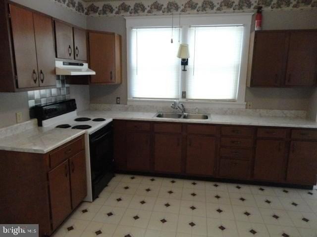 411 Pelham St - Photo 7 of 33