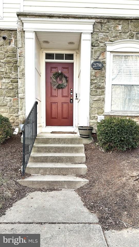 21798 Jarvis Sq - Photo 2 of 29