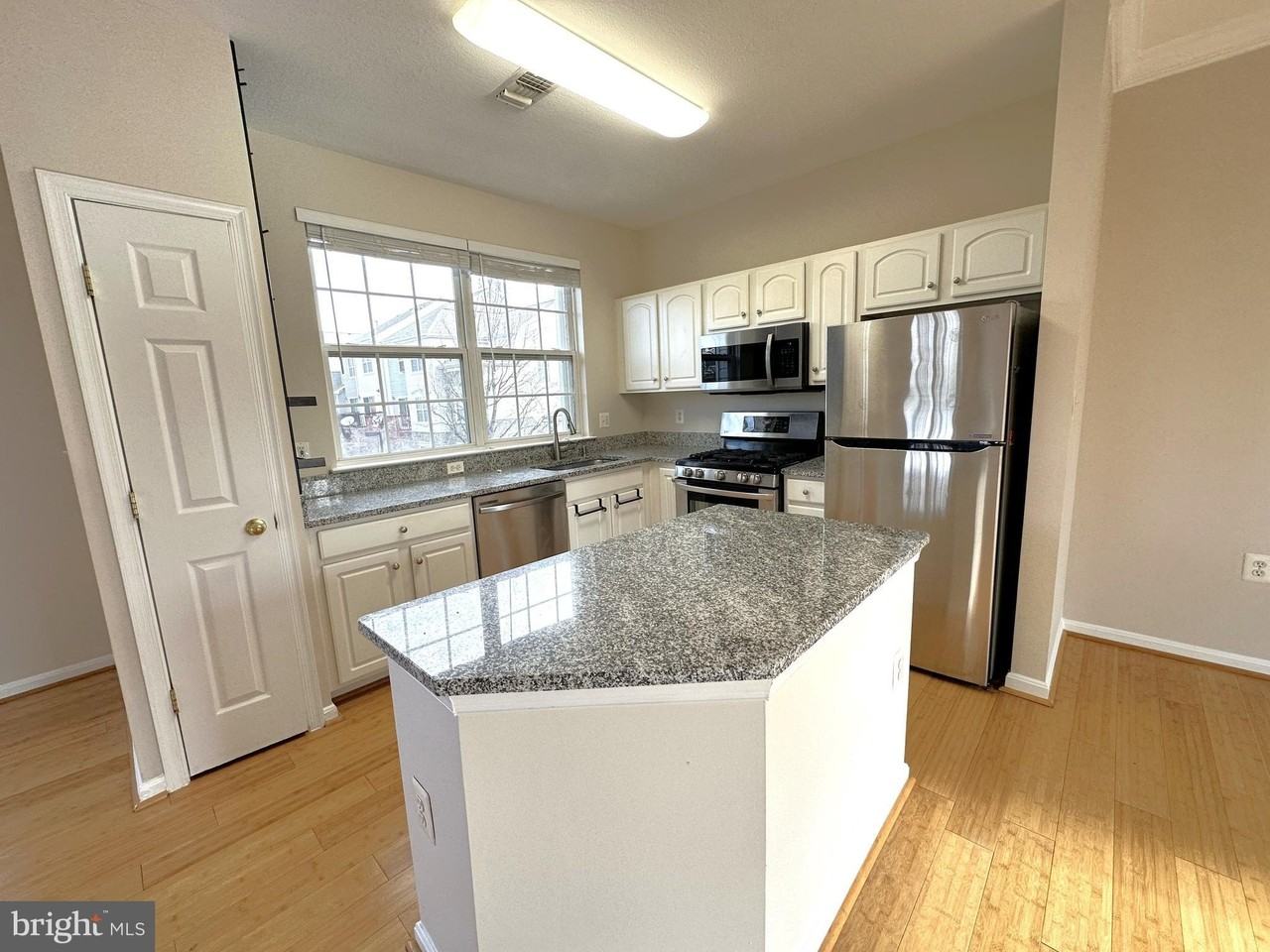 21798 Jarvis Sq - Photo 3 of 29