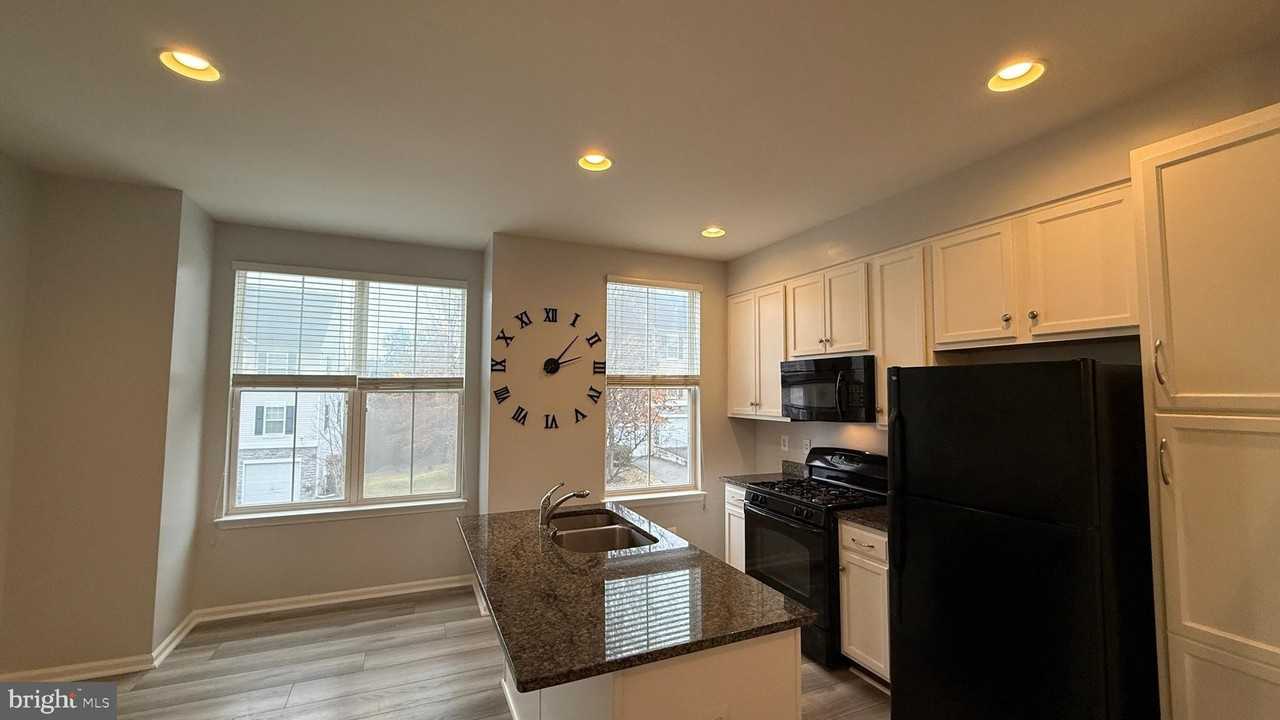 2901 Chinkapin Oak Ln - Photo 2 of 17