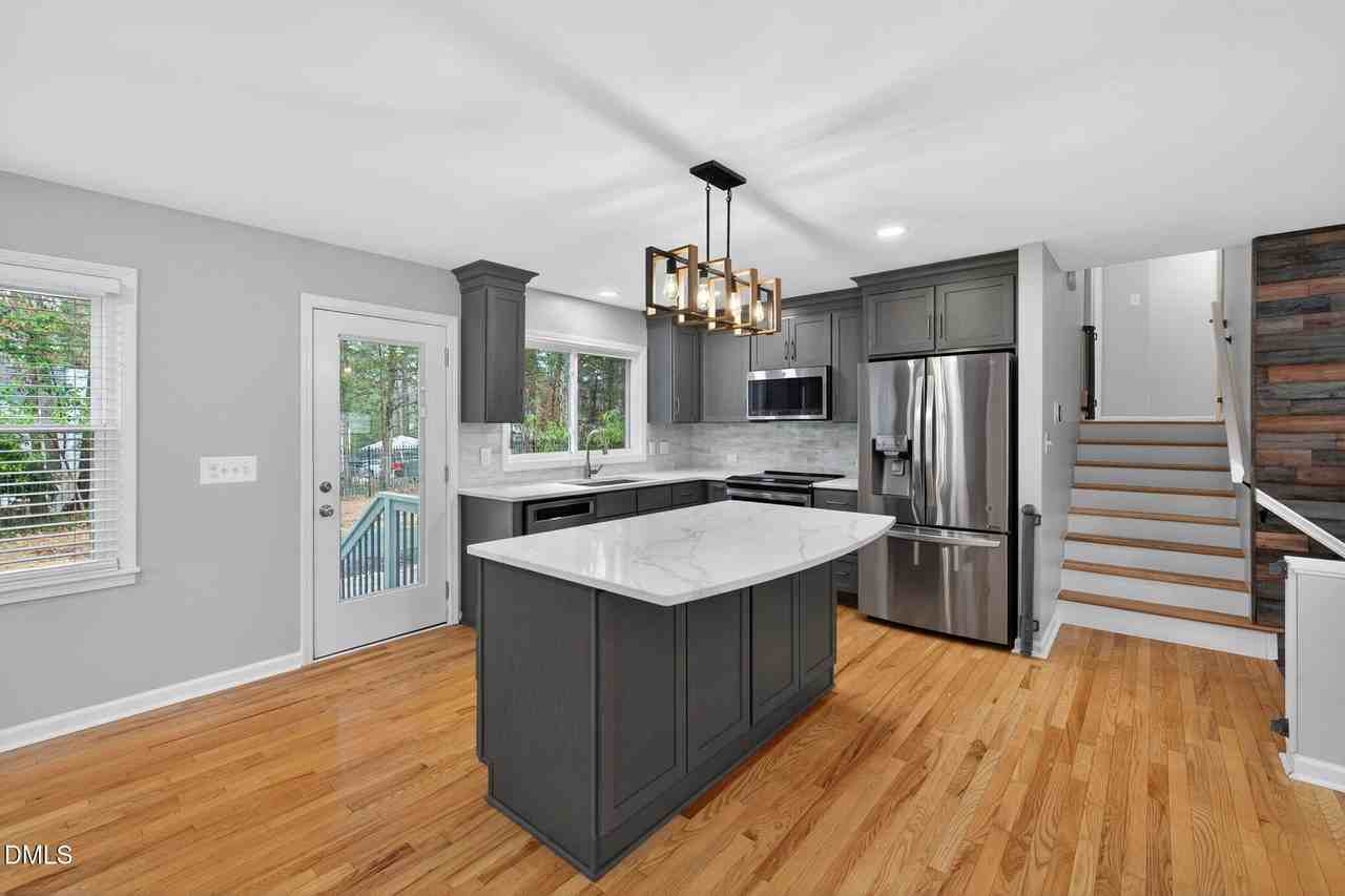 1112 Stonehedge Ave - Photo 4 of 50