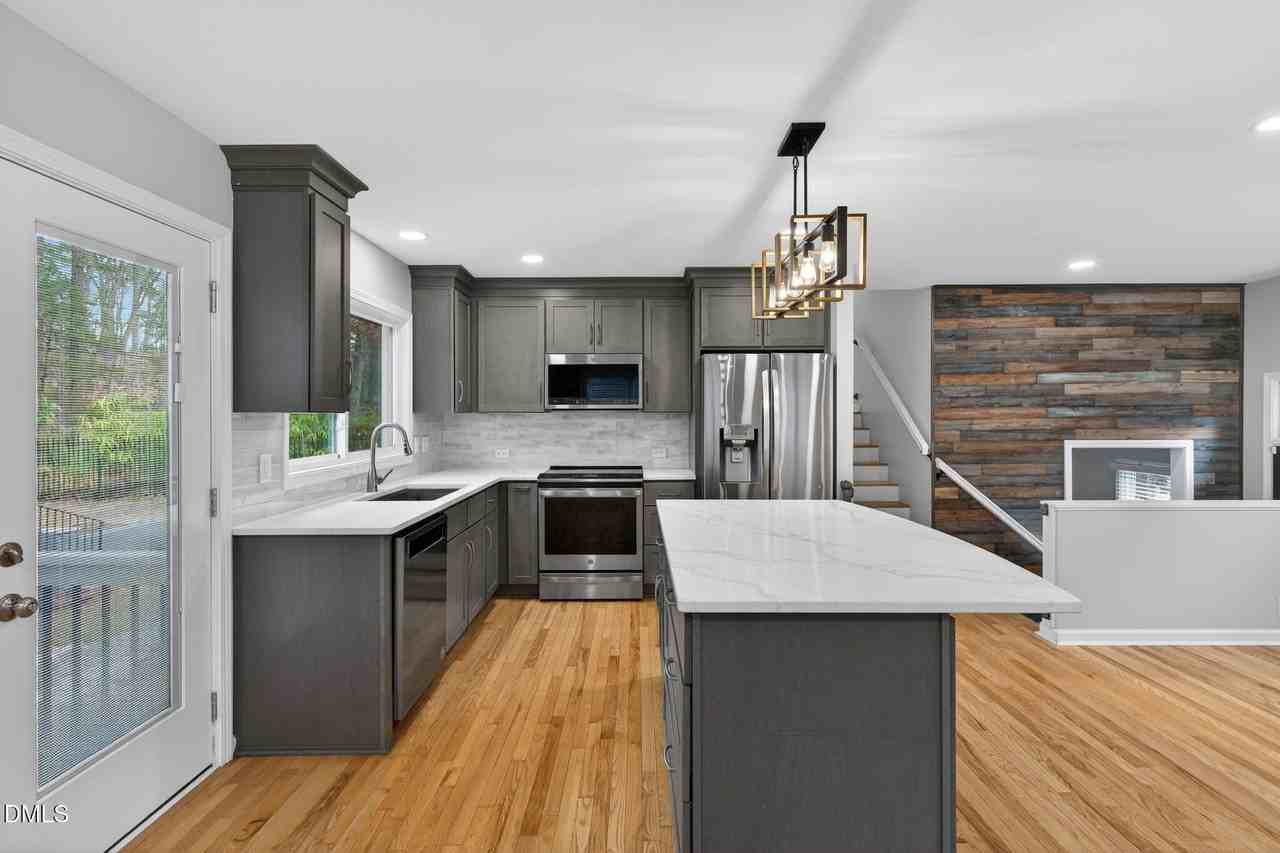 1112 Stonehedge Ave - Photo 5 of 50