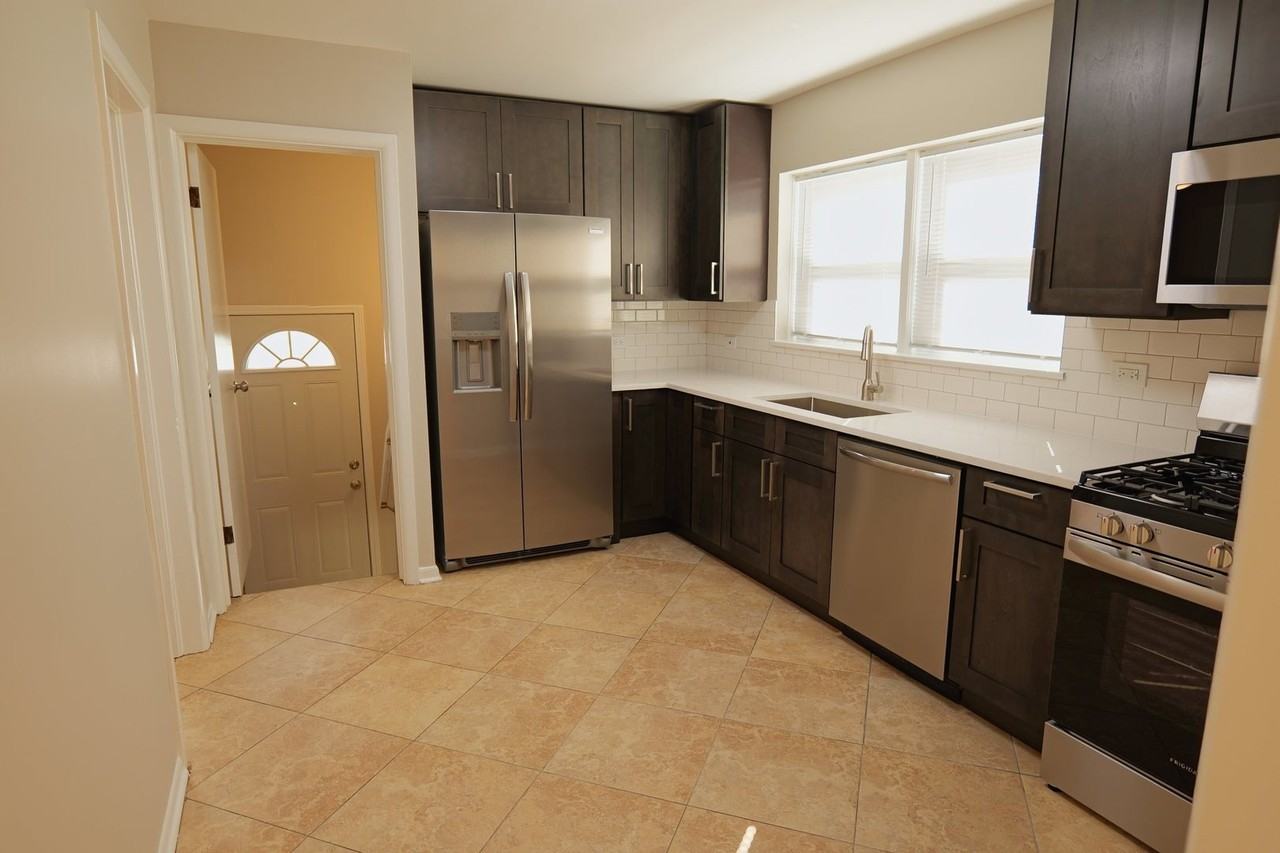 5047 S Leclaire Ave - Photo 5 of 12