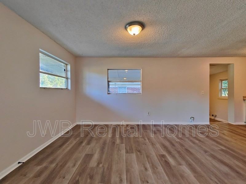 2750 Floradale Dr S - Photo 4 of 10