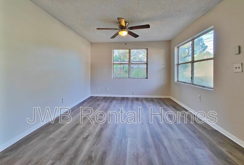 2750 Floradale Dr S - Photo 5 of 10