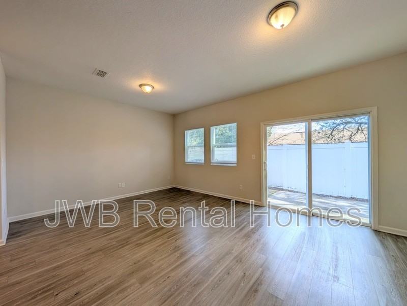 6048 Carolines Ct - Photo 6 of 18