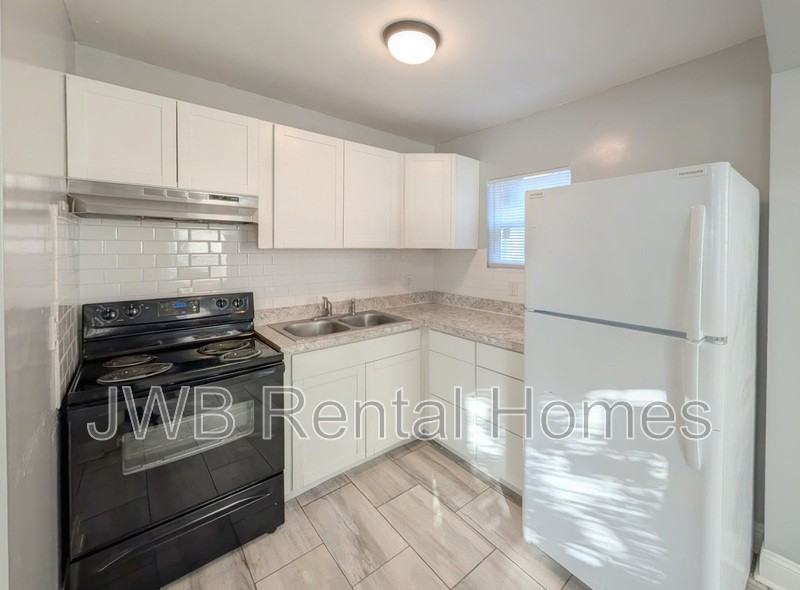 6135 Lynnwood Ave - Photo 4 of 14