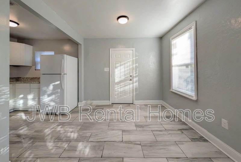 6135 Lynnwood Ave - Photo 5 of 14