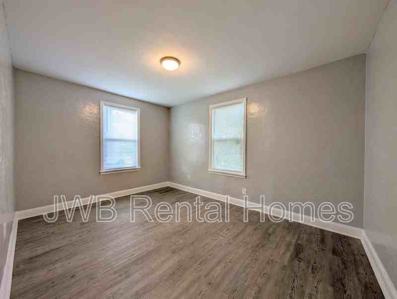 6135 Lynnwood Ave - Photo 7 of 14