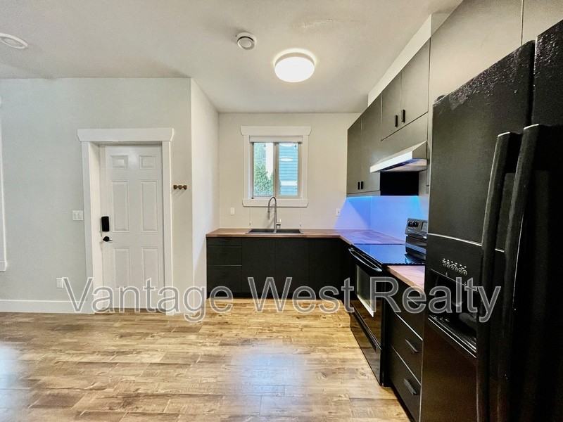 2066 - Photo 3 of 24