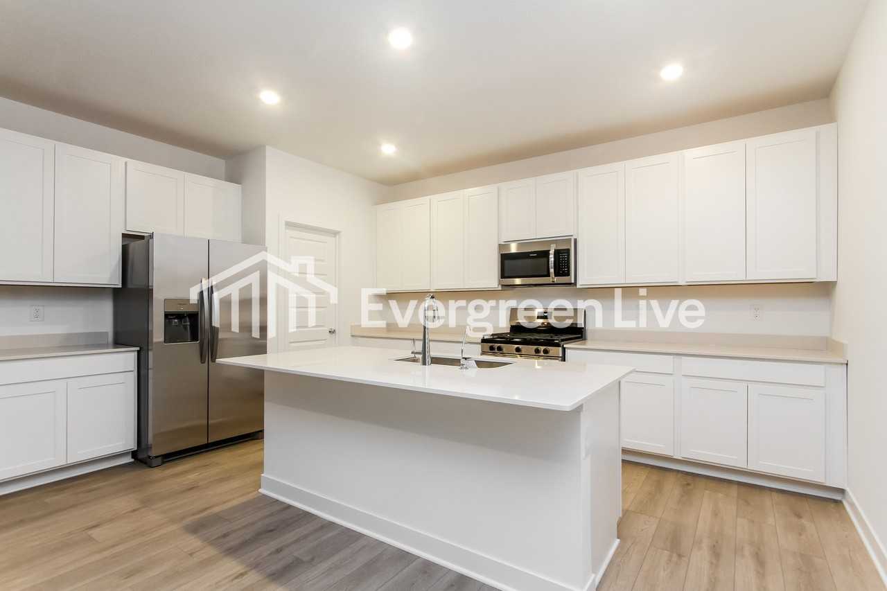 941 Penrose Pl - Photo 4 of 15