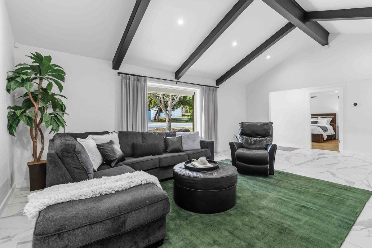 107 Oak Crst - Photo 2 of 25