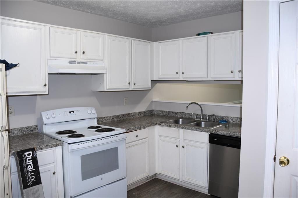 3189 Kingswood Gln - Photo 3 of 10