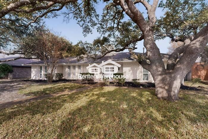 2421 Fairview Dr - Photo 2 of 50