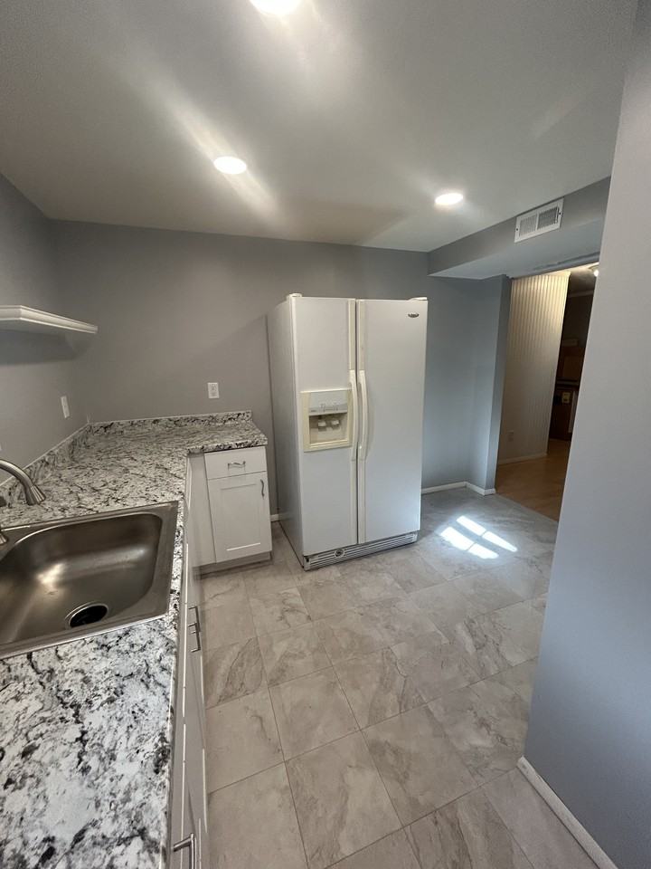 748 E 600 N - Photo 4 of 12