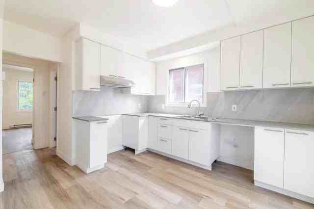 304 75e Avenue - Photo 4 of 35