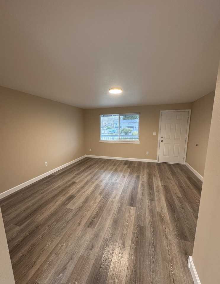 427 Hewitt Ave #12R1 - Photo 4 of 12