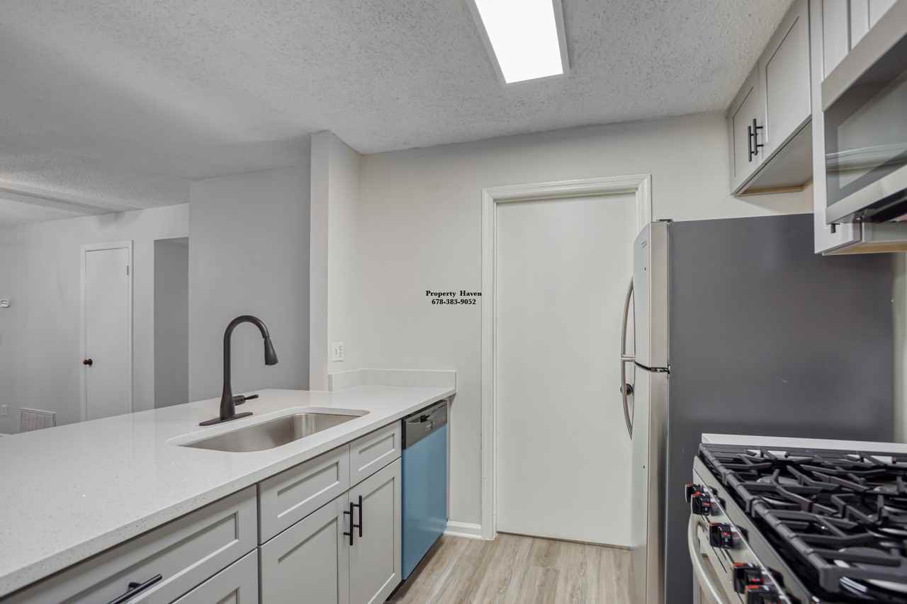 4031 Hawthorne Cir Se #2 - Photo 4 of 15