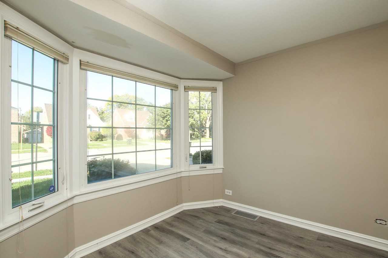 5815 N Canfield Ave - Photo 2 of 28