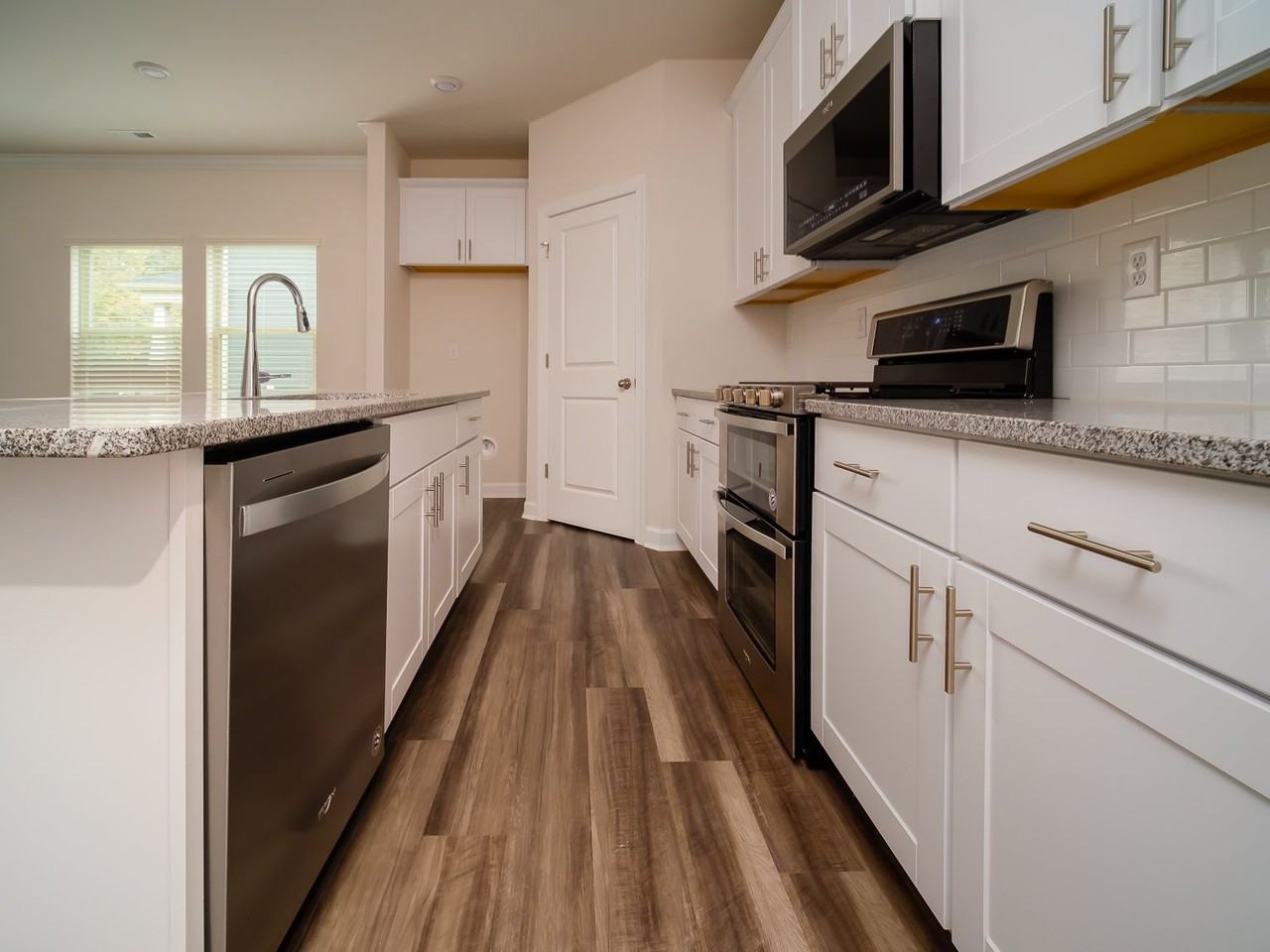 414 Nixon Rd - Photo 7 of 39