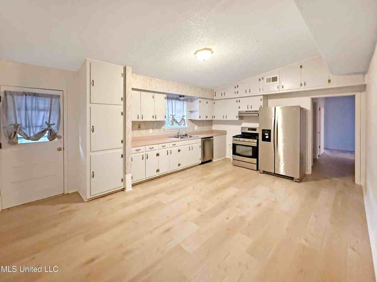 311 Holcomb Blvd - Photo 2 of 7