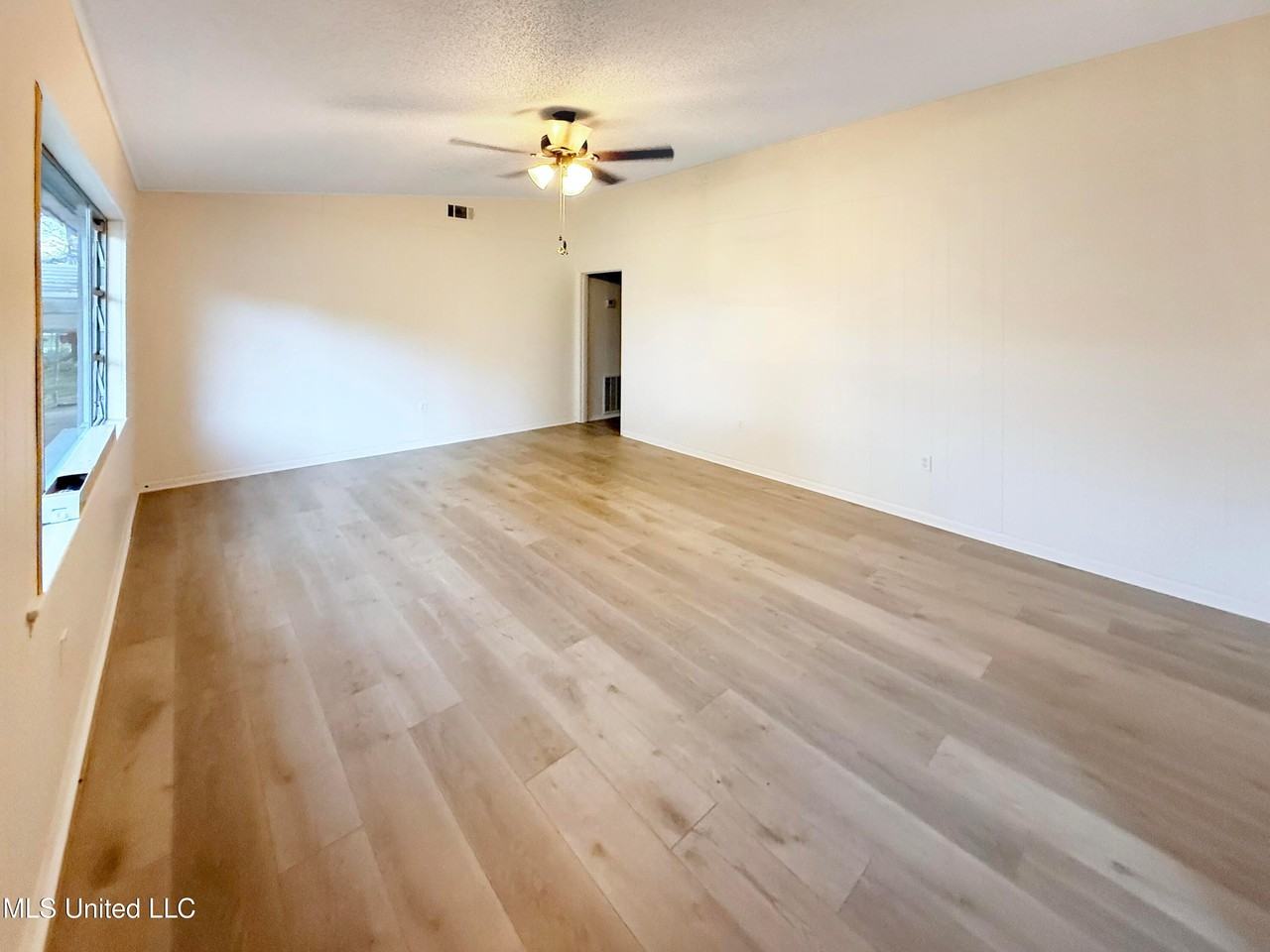 311 Holcomb Blvd - Photo 3 of 7