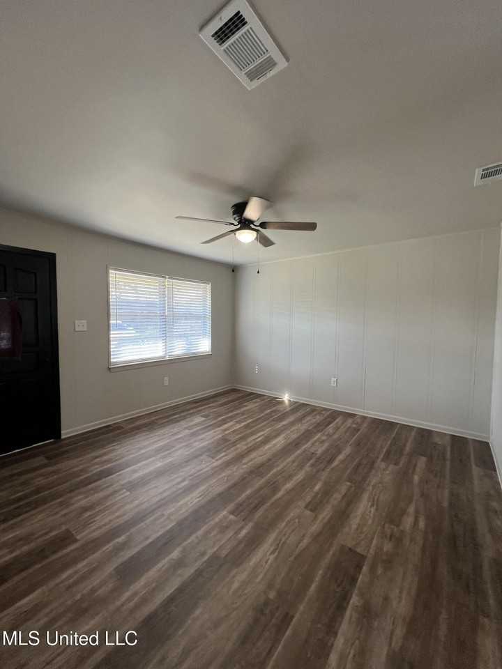 118 Clarence Dr - Photo 3 of 14