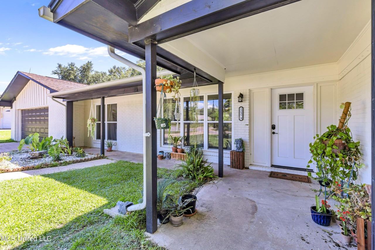 12379 Cypress Dr - Photo 2 of 31