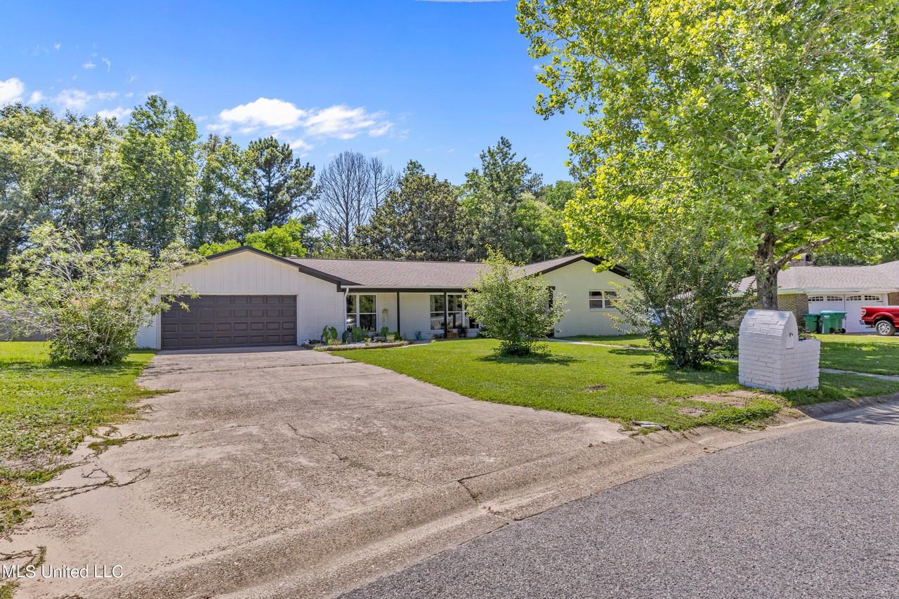 12379 Cypress Dr - Photo 3 of 31