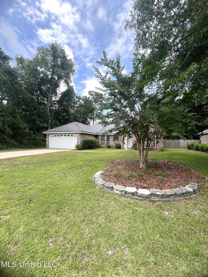 1421 Spruce St - Photo 2 of 21