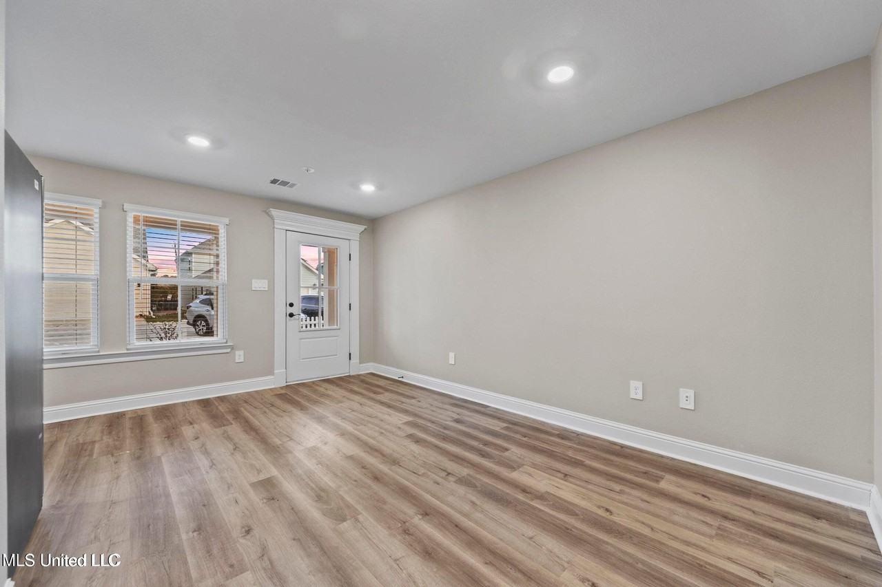 1527 2nd St - Photo 2 of 11